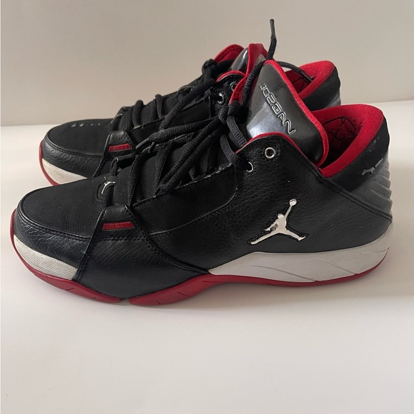 Vintage 08' Nike Air Jordan Hoops Low
Black Red Mens Size 10 314312-005
Breds - Picture 9 of 12